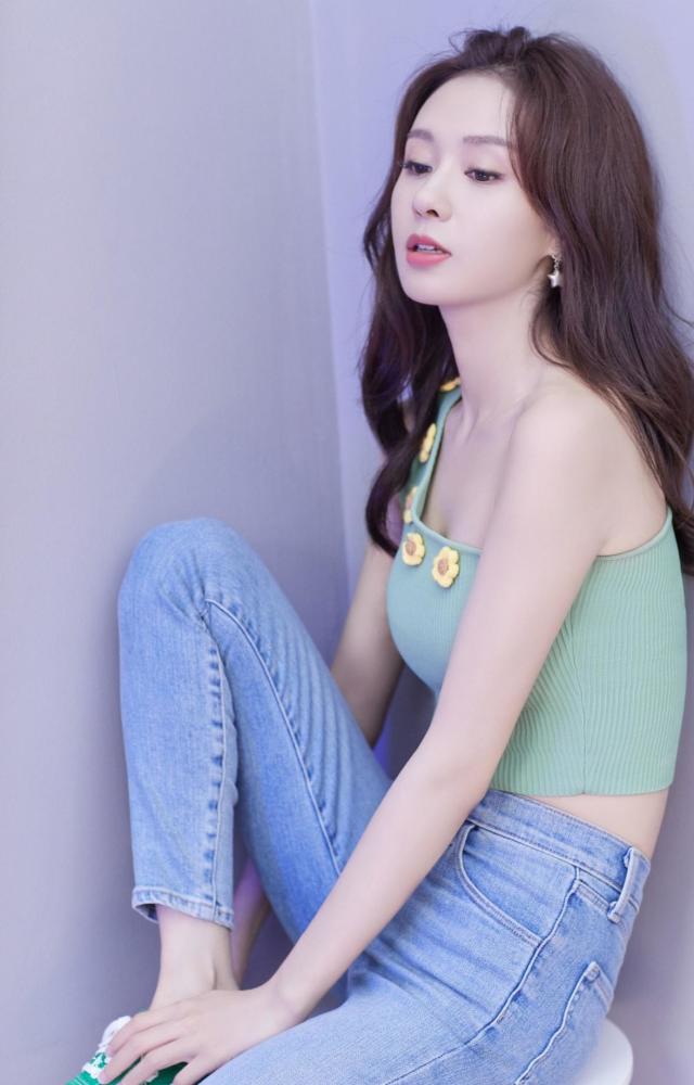 郑合惠子真会穿 单肩露脐背心秀出优美曲线 搭配牛仔裤简约时尚 腾讯新闻