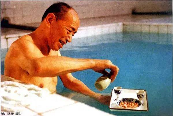 汪曾祺|汪曾祺：洗澡实在是很舒服的事，有什么享受比它更完满，更丰盛，更精致的？