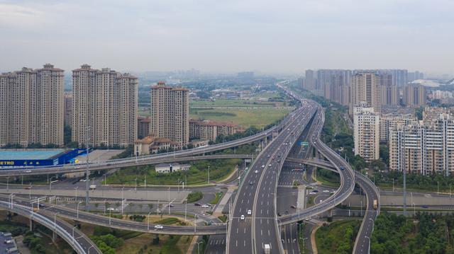 市區裡高樓大廈也是很多的,不過印象最深刻的,還是常熟建了高架快速路