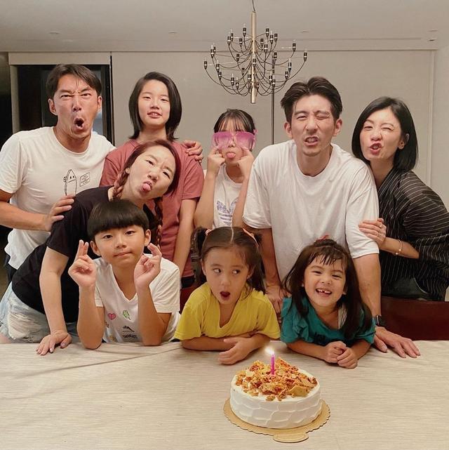 王棠云|王棠云晒一家三口幸福同框，余文乐胡子拉碴，穿扮风格像中年老大爷