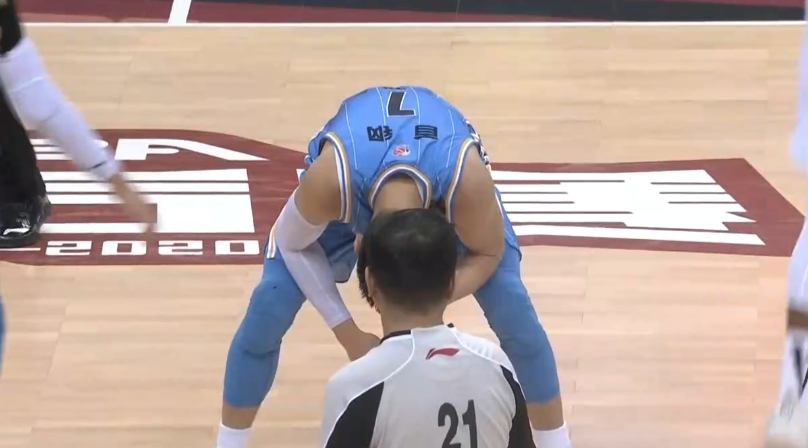 林书豪|北京遭淘汰后，谁留意到：林书豪弯腰捂脸太不甘，他第一个安慰豪哥