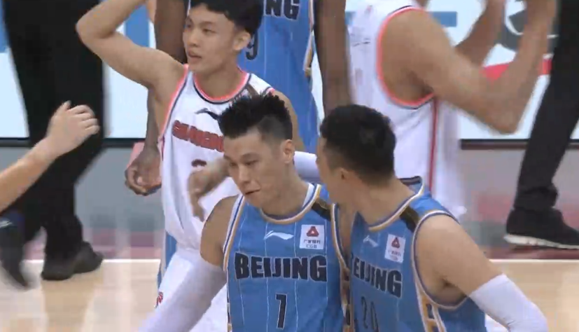 林书豪|北京遭淘汰后，谁留意到：林书豪弯腰捂脸太不甘，他第一个安慰豪哥