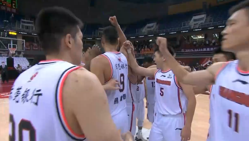 林书豪|北京遭淘汰后，谁留意到：林书豪弯腰捂脸太不甘，他第一个安慰豪哥