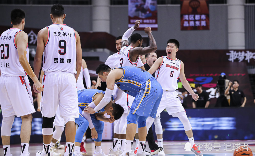 林书豪|北京遭淘汰后，谁留意到：林书豪弯腰捂脸太不甘，他第一个安慰豪哥