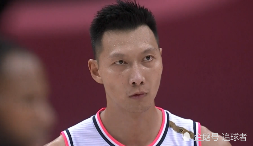 林书豪|北京遭淘汰后，谁留意到：林书豪弯腰捂脸太不甘，他第一个安慰豪哥