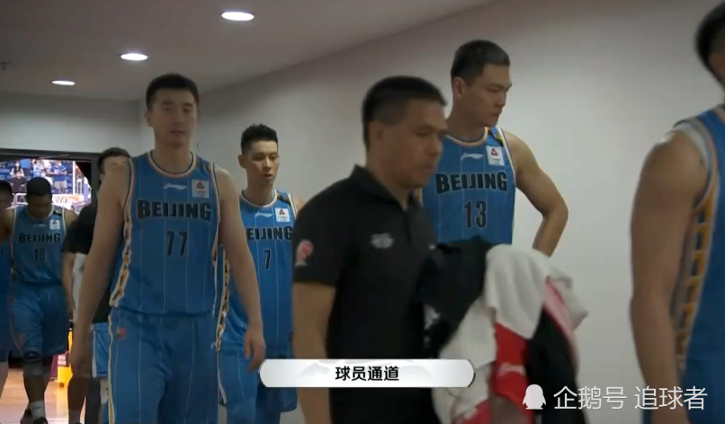 林书豪|北京遭淘汰后，谁留意到：林书豪弯腰捂脸太不甘，他第一个安慰豪哥