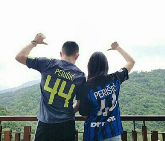 张馨予|张馨予晒扎小辫子美照，穿何捷短裤高调放闪，扇子别腰间又酷又可爱