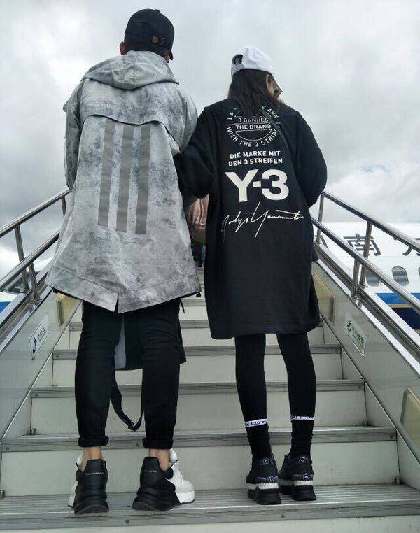 张馨予|张馨予晒扎小辫子美照，穿何捷短裤高调放闪，扇子别腰间又酷又可爱