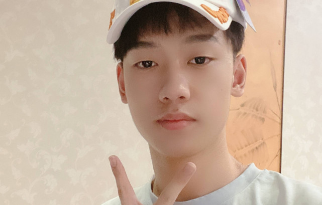 不求人帮晚玉代播,贵宾迅速破8k,每天直播超10小时,十分努力