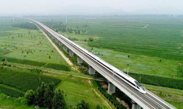 2020年7月30日,复兴号动车组在京张高铁河北张家口市宣化区龙阳河特