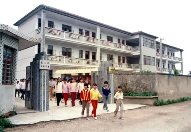 上世纪90年代,兵希中学只有一幢教学楼,十几间教室,学校前面还没有