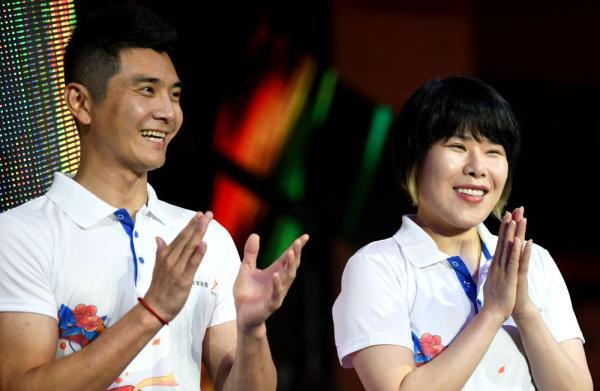 8月8日,奥运冠军周洋(右),邢傲伟在活动上