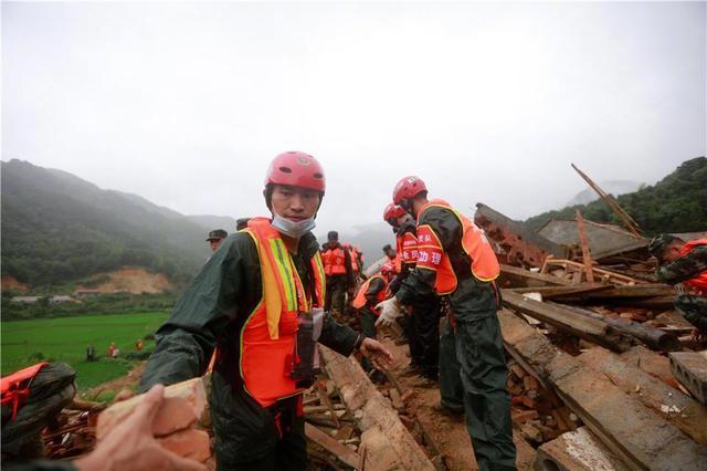 战滔天洪水守一方平安全国消防救援队伍奋战在抗洪救灾第一线
