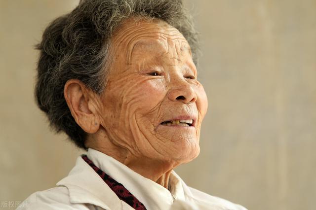 80岁刘老太哭诉:最新隐性隔代啃老,让我晚年痛苦不堪