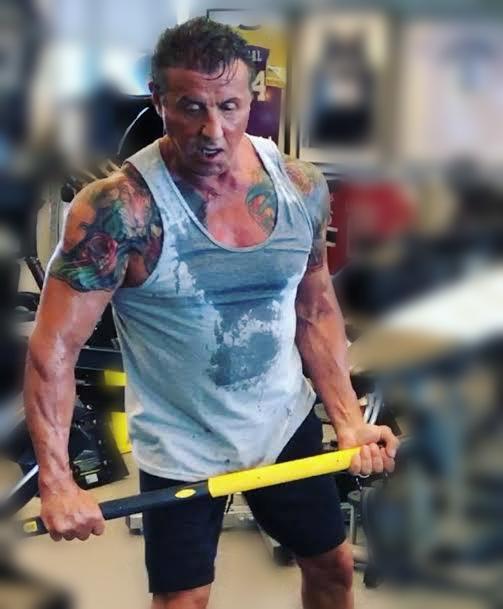 可能是史泰龙动作影星,肌肉型男的包袱,让他无法再放飞自我了.