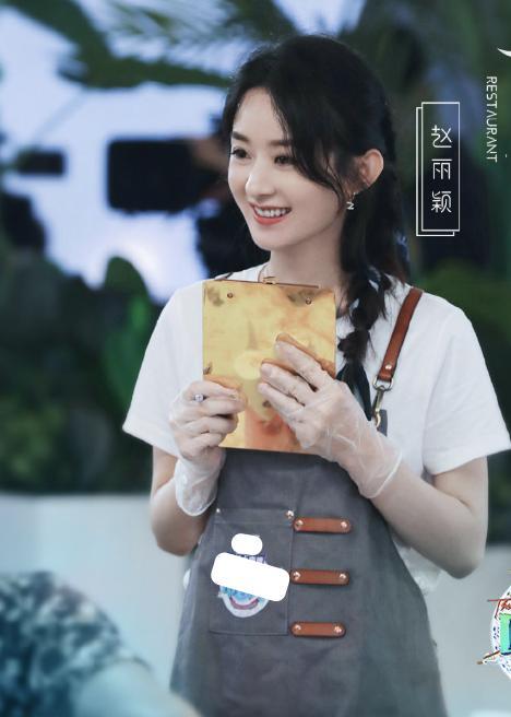 赵丽颖|赵丽颖现身机场，穿背心工装裤小蛮腰微露，配皮靴时髦又拉风