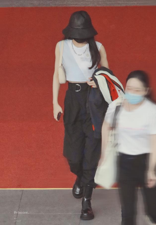 赵丽颖|赵丽颖现身机场，穿背心工装裤小蛮腰微露，配皮靴时髦又拉风