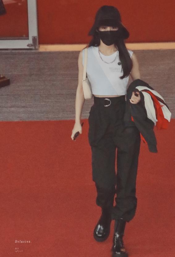 赵丽颖|赵丽颖现身机场，穿背心工装裤小蛮腰微露，配皮靴时髦又拉风