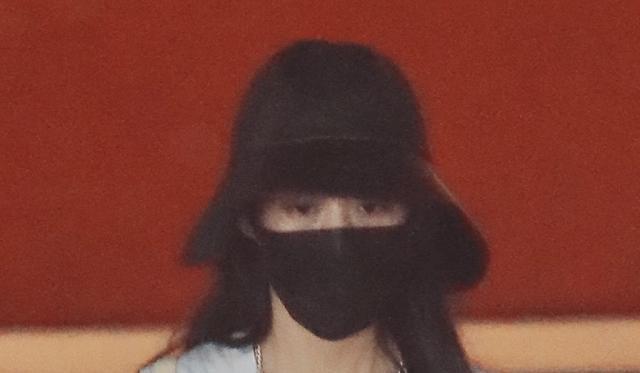 赵丽颖|赵丽颖现身机场，穿背心工装裤小蛮腰微露，配皮靴时髦又拉风