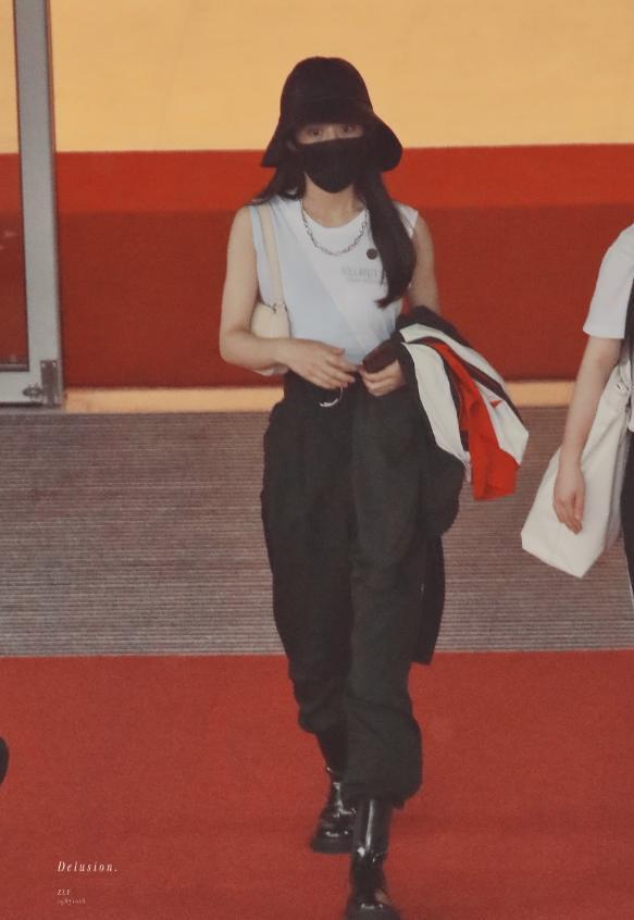 赵丽颖|赵丽颖现身机场，穿背心工装裤小蛮腰微露，配皮靴时髦又拉风