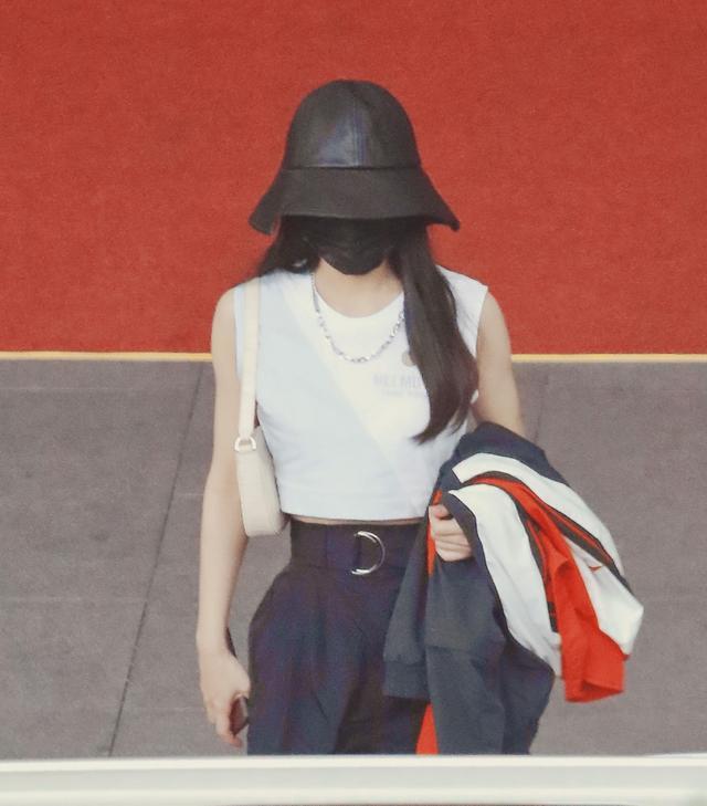 赵丽颖|赵丽颖现身机场，穿背心工装裤小蛮腰微露，配皮靴时髦又拉风