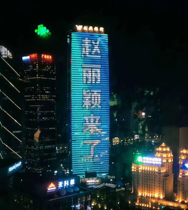 赵丽颖|赵丽颖现身机场，穿背心工装裤小蛮腰微露，配皮靴时髦又拉风