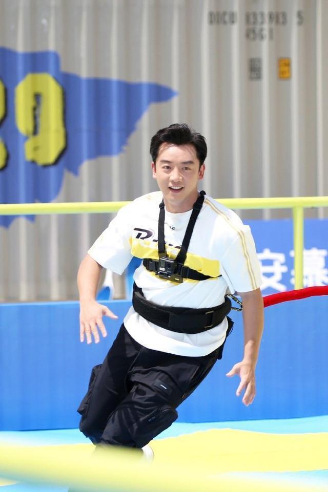 郑恺获跑男第100期全勤奖妻子苗苗挺孕肚陪领奖同框好亲密