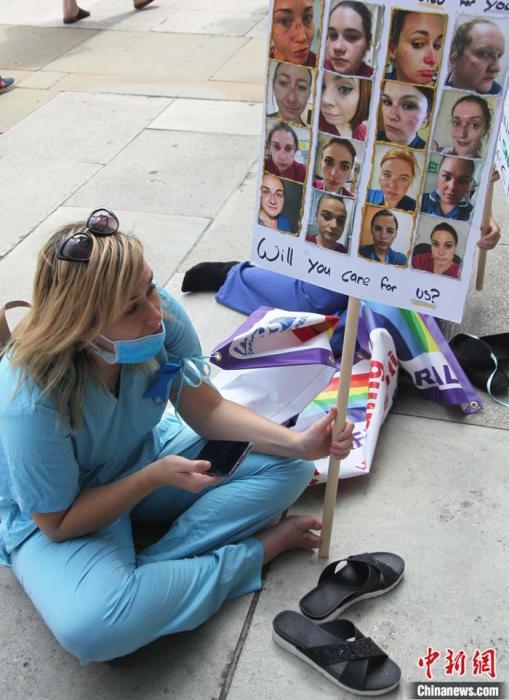 英国_社会|英国数百护士上街游行抗议薪资不公