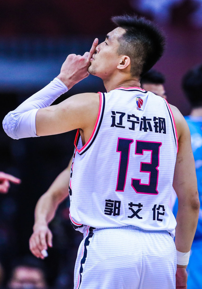 郭艾伦比赛中频频干呕原因似乎找到!面对广东若不调整,或再次干呕