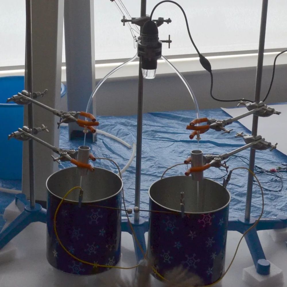 这里介绍另外一种利用水的重力势能发电的方式——开尔文滴水起电机