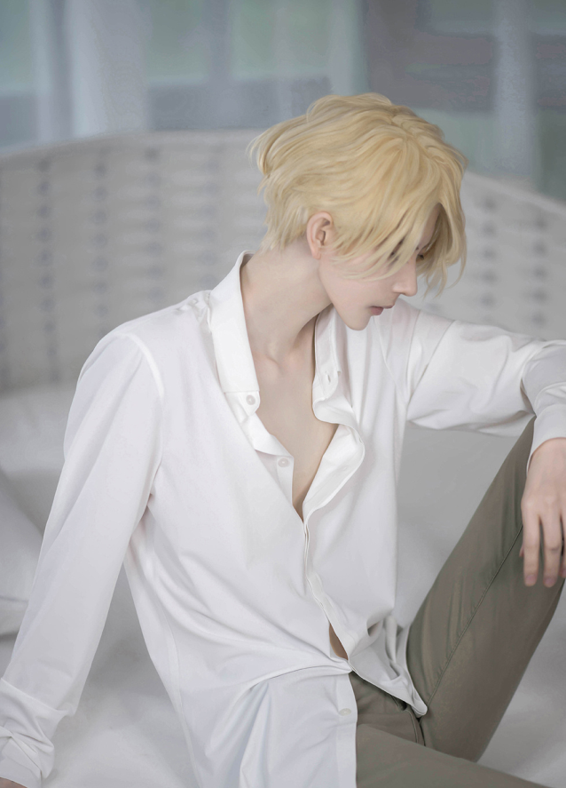 熊祁穿了白衬衫,皮肤白了两个度,网友:简直是我的白马王子