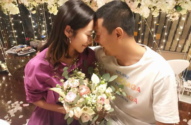 国足徐亮经三任婚姻,今投资海外,被前妻暗指出轨,现任身价不菲