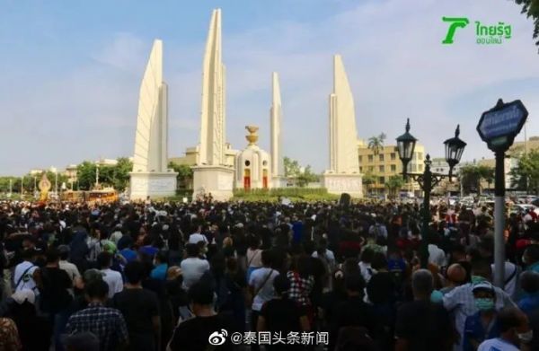 警察|面临多项罪名！泰国民众示威活动头领被警察“拖走”