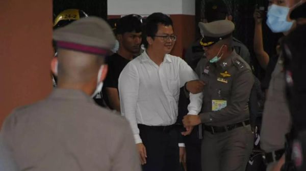 警察|面临多项罪名！泰国民众示威活动头领被警察“拖走”