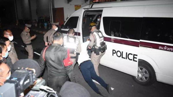 警察|面临多项罪名！泰国民众示威活动头领被警察“拖走”