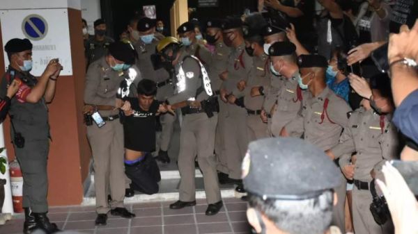 警察|面临多项罪名！泰国民众示威活动头领被警察“拖走”