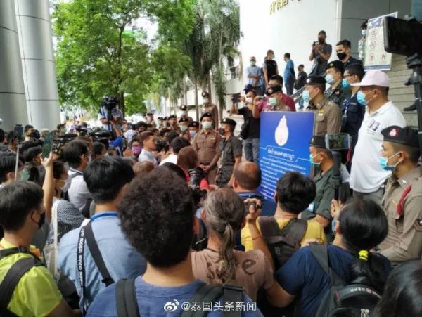 警察|面临多项罪名！泰国民众示威活动头领被警察“拖走”
