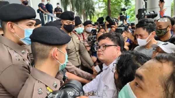 警察|面临多项罪名！泰国民众示威活动头领被警察“拖走”