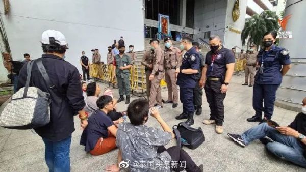 警察|面临多项罪名！泰国民众示威活动头领被警察“拖走”