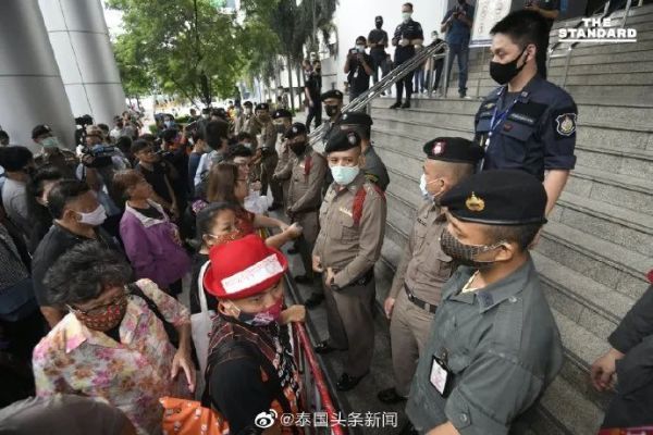 警察|面临多项罪名！泰国民众示威活动头领被警察“拖走”