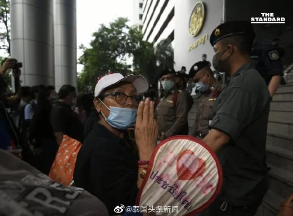 警察|面临多项罪名！泰国民众示威活动头领被警察“拖走”