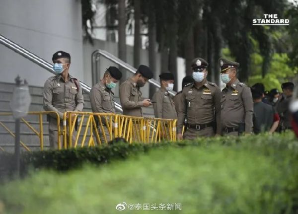 警察|面临多项罪名！泰国民众示威活动头领被警察“拖走”