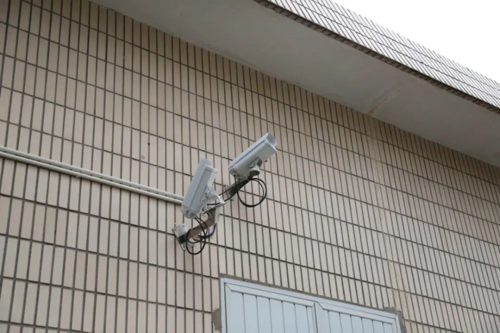 有了朝天装的摄像头,嘉定这个老小区的高空抛物问题得到了根治_腾讯新