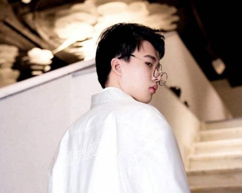 语文|90后小伙被称为“当代李白”，诗作成语文试卷题，他自己却答不来