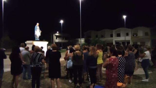 圣母玛利亚|意圣母玛利亚像流“血泪”，信徒蜂拥拍照，牧师辟谣：天太热了