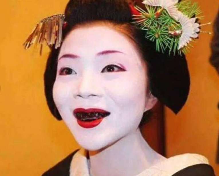 黑齿这是古代日本这一带兴起的一种陋习,早在平安时代,黑齿就已是贵族