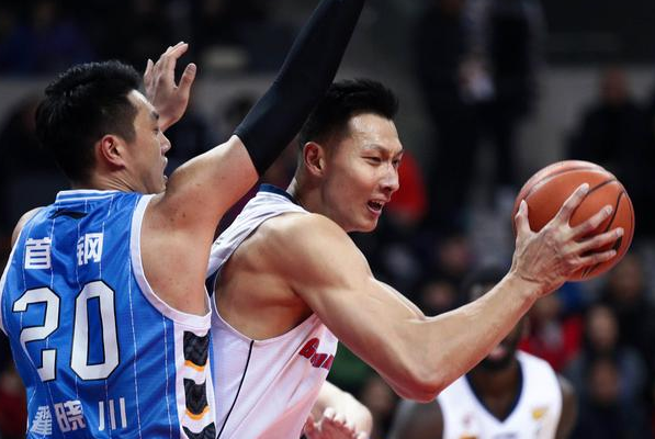 翟晓川|生死战又如何！比赛间隙易建联拍了拍晓川屁股：场下都是好兄弟