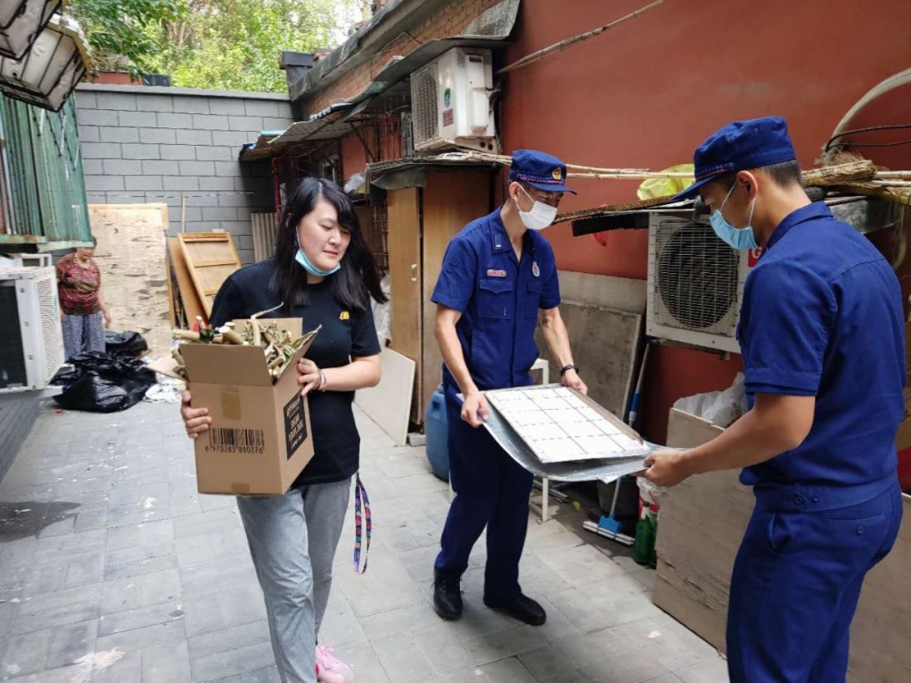 共用设施设备|楼道堆物也会罚！朝阳23个社区1天清可燃杂物3.3吨