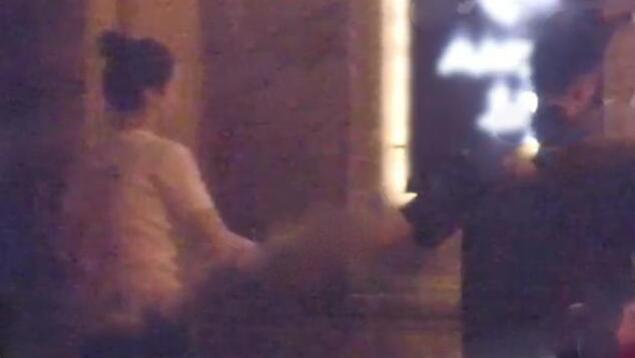 董璇|董璇晒小酒窝跳街舞视频，曝光豪宅客厅，面积颇小装修朴实