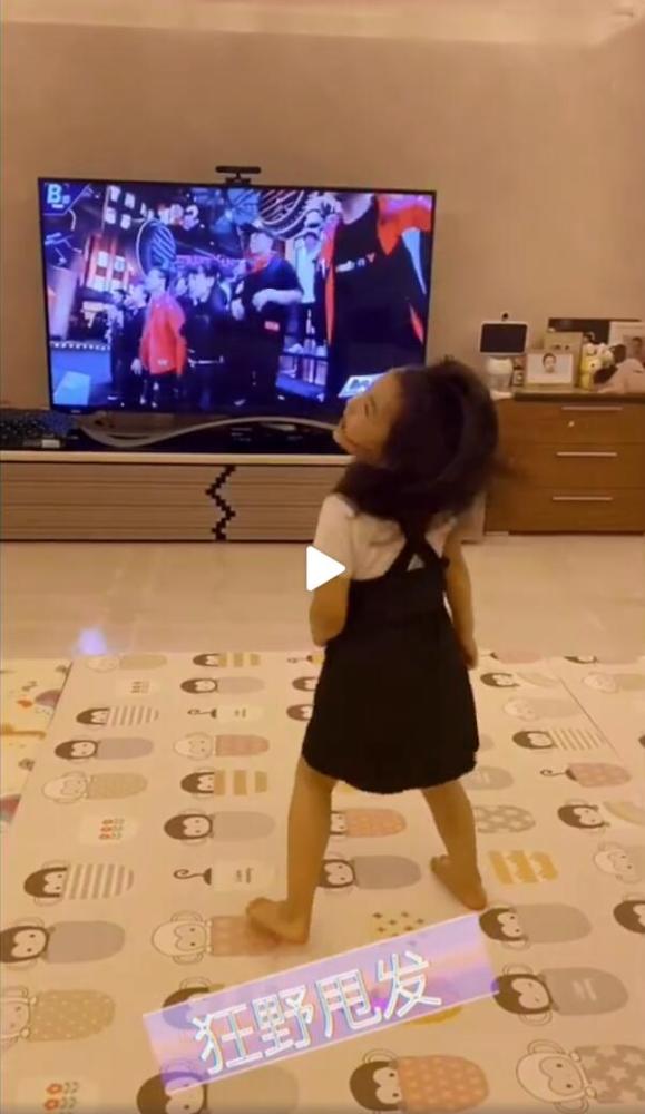 董璇|董璇晒小酒窝跳街舞视频，曝光豪宅客厅，面积颇小装修朴实